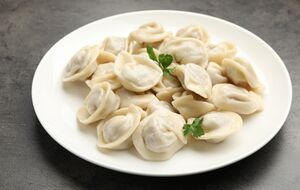 На 1 кг фарша нужно добавить щепотку молотого лаврового листа