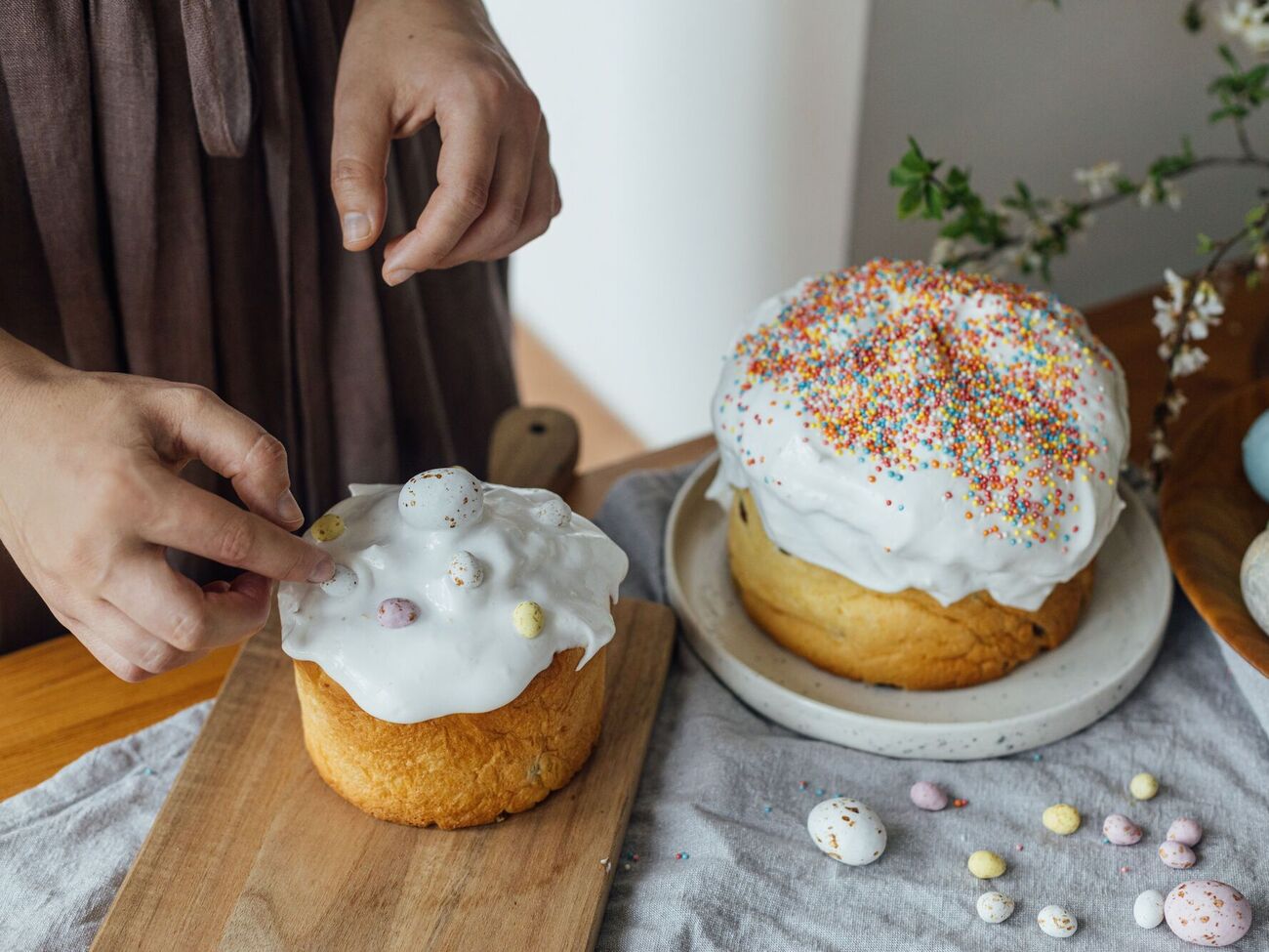 После нанесения глазури паску можно украсить