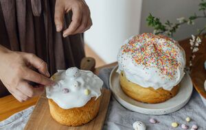 После нанесения глазури паску можно украсить