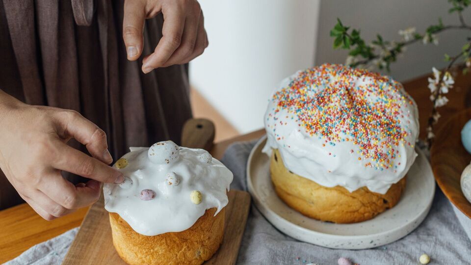 После нанесения глазури паску можно украсить