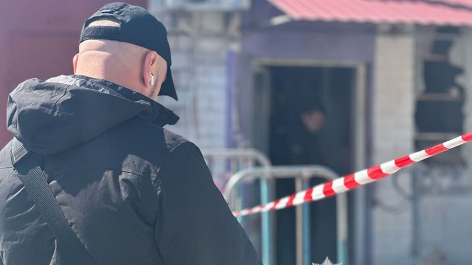 Мужчина возле гаражей поднял неустановленный предмет, обмотанный проволокой, и он взорвался