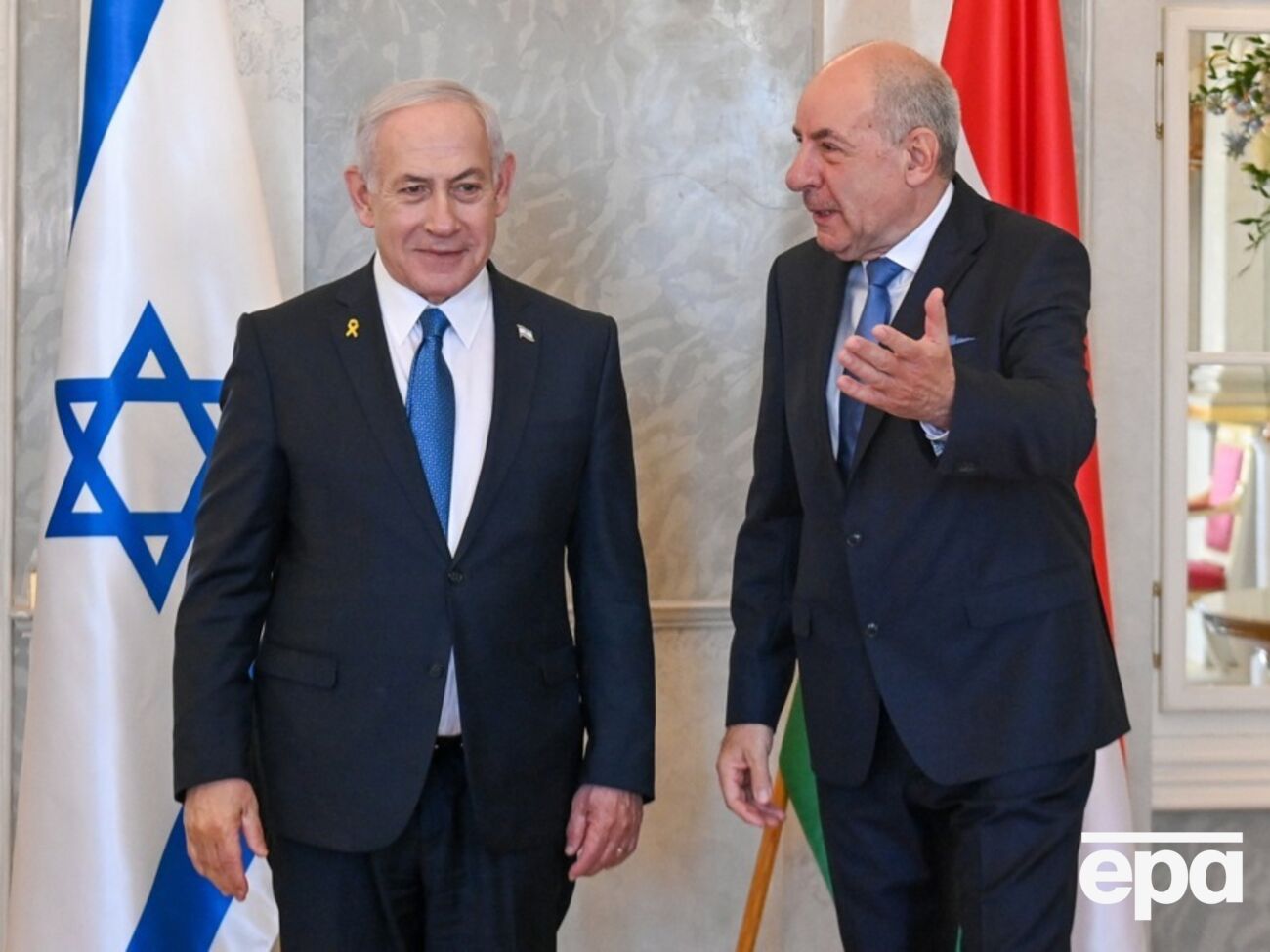 Нетаньяху (ліворуч) уранці прибув до Будапешта