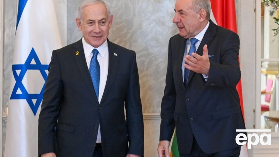 Нетаньяху (слева) утром прибыл в Будапешт