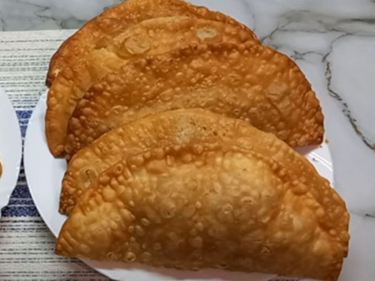 Сформируйте из теста чебуреки и обжарьте на растительном масле с двух сторон