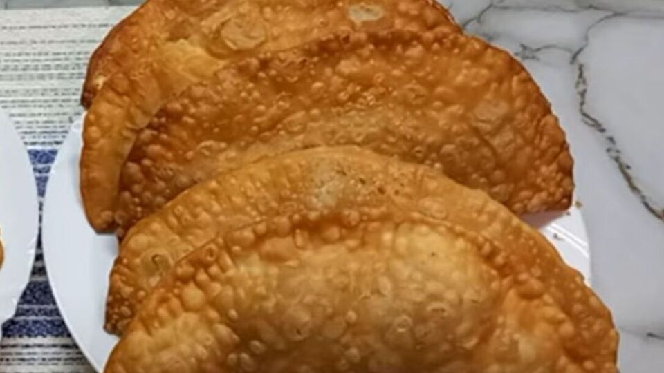 Сформируйте из теста чебуреки и обжарьте на растительном масле с двух сторон