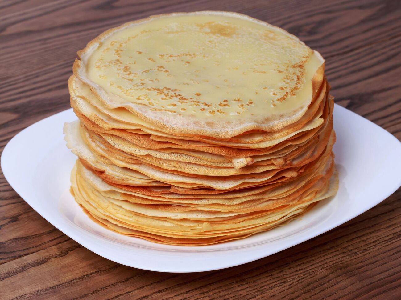 В тесто для блинов после добавления муки нужно влить кипяток