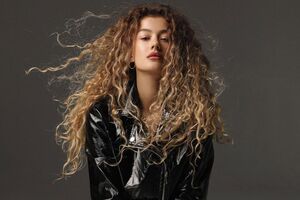 Синецкая родилась в 1996 году в России