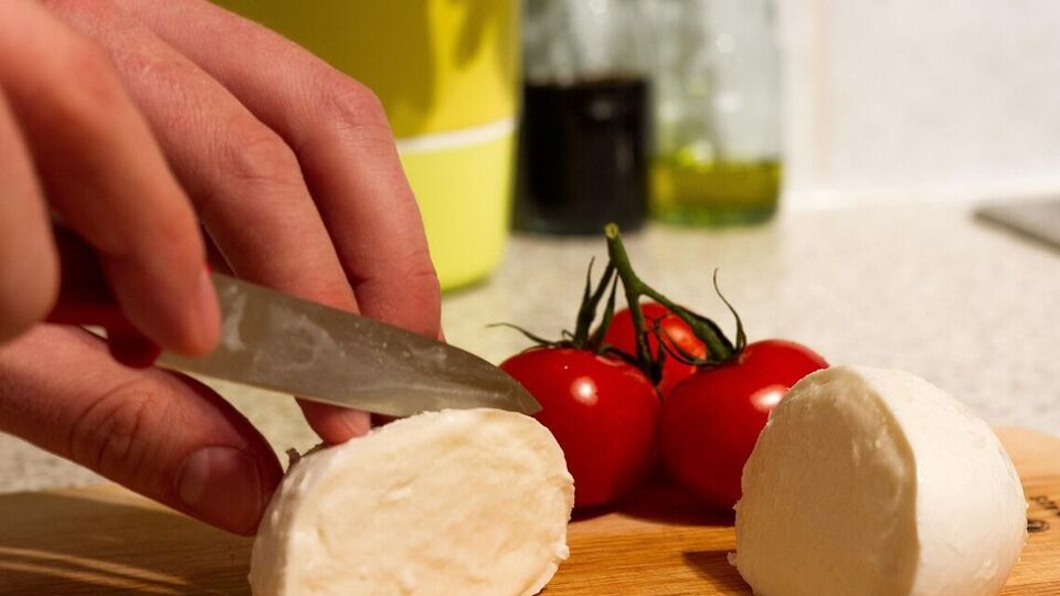 Моцарелла должна быть немного упругой