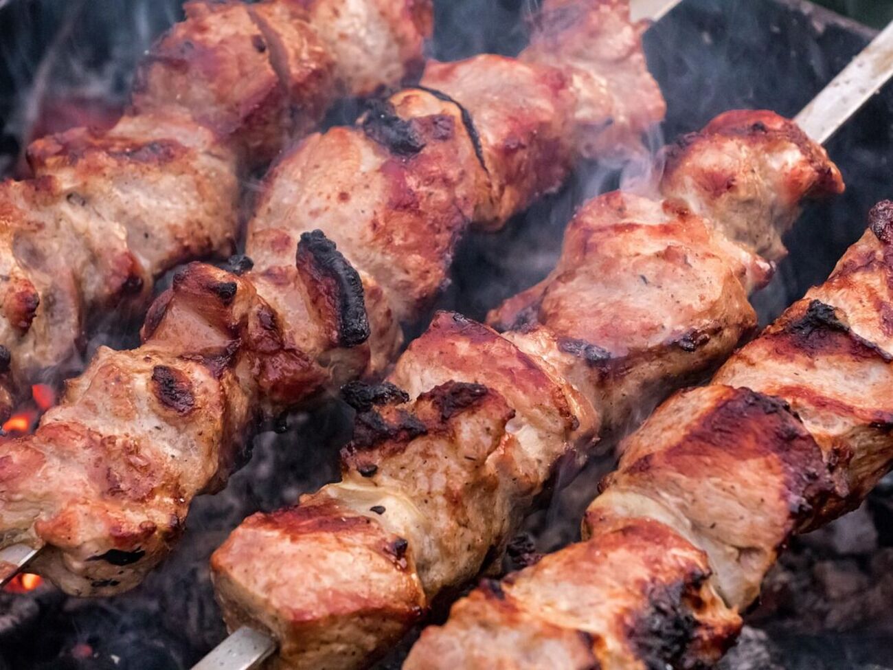 Шашлык нужно жарить до сочной корочки