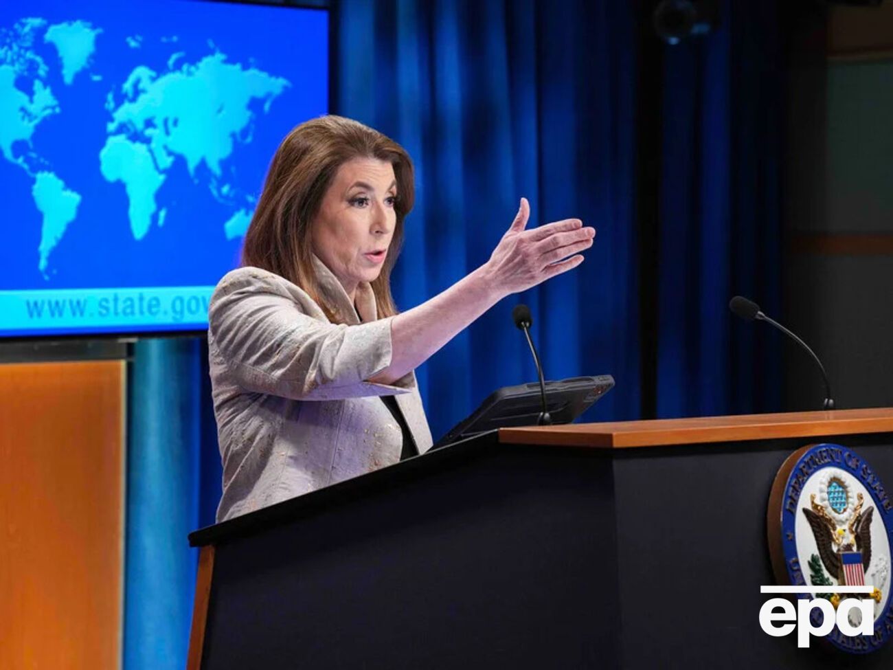 Брюс: Если это действительно гуманитарные обязательства, то зачем ждать 10 дней?