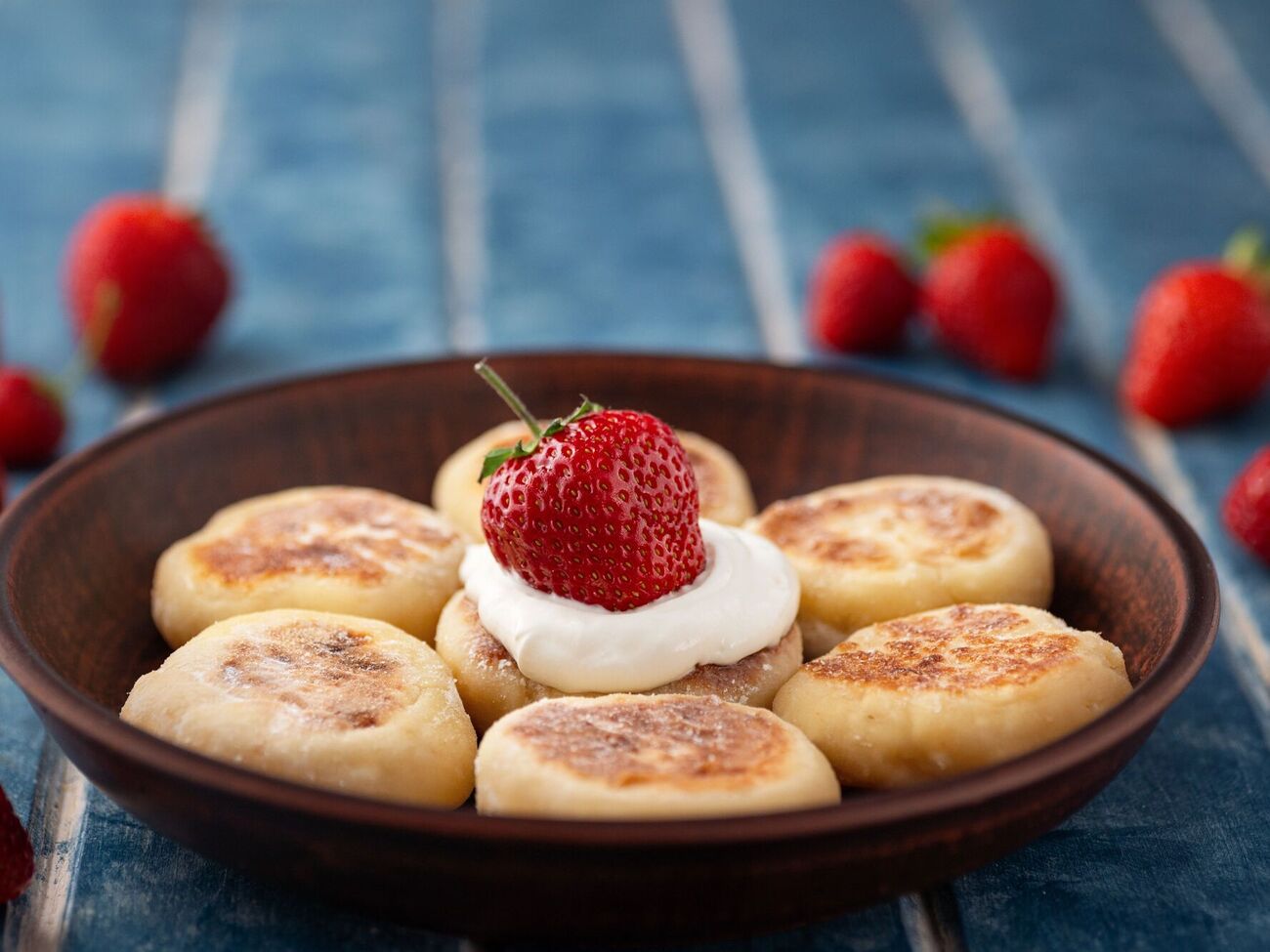 Сырники можно подать с ягодами