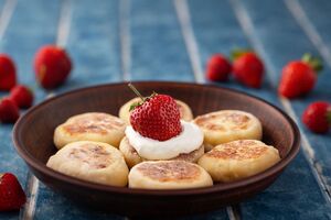 Сырники можно подать с ягодами