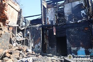 За даними правоохоронців, з-під завалів дістали тіла батька, матері та їхньої доньки