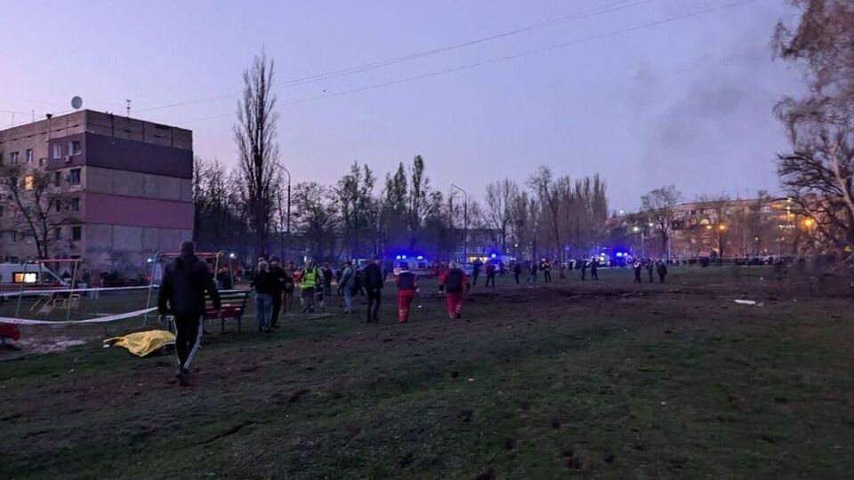 Унаслідок атаки пошкоджень зазнали приблизно 20 будинків, понад 30 автомобілів, заклади освіти й громадського харчування, розповіли в ОВА