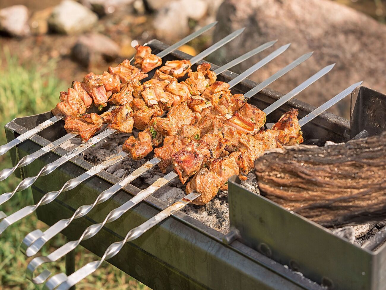 Перед використанням дрова потрібно очистити від кори, яка швидко горить, виділяє сажу й неприємний запах