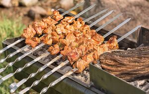 Перед використанням дрова потрібно очистити від кори, яка швидко горить, виділяє сажу й неприємний запах