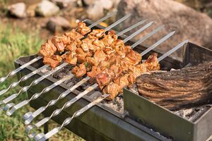 Перед використанням дрова потрібно очистити від кори, яка швидко горить, виділяє сажу й неприємний запах