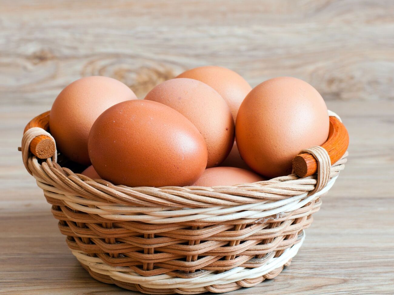 Если яйцо тонет в воде, оно свежее
