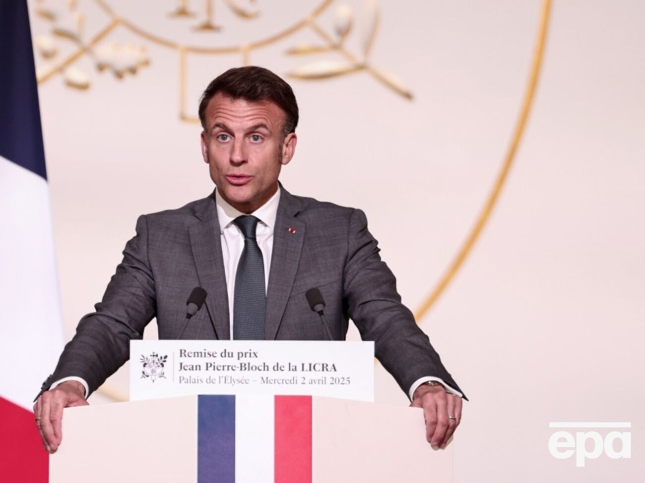 СМИ подчеркивает, что Макрона (на фото) и Стармера назвали вероятными собеседниками с Москвой