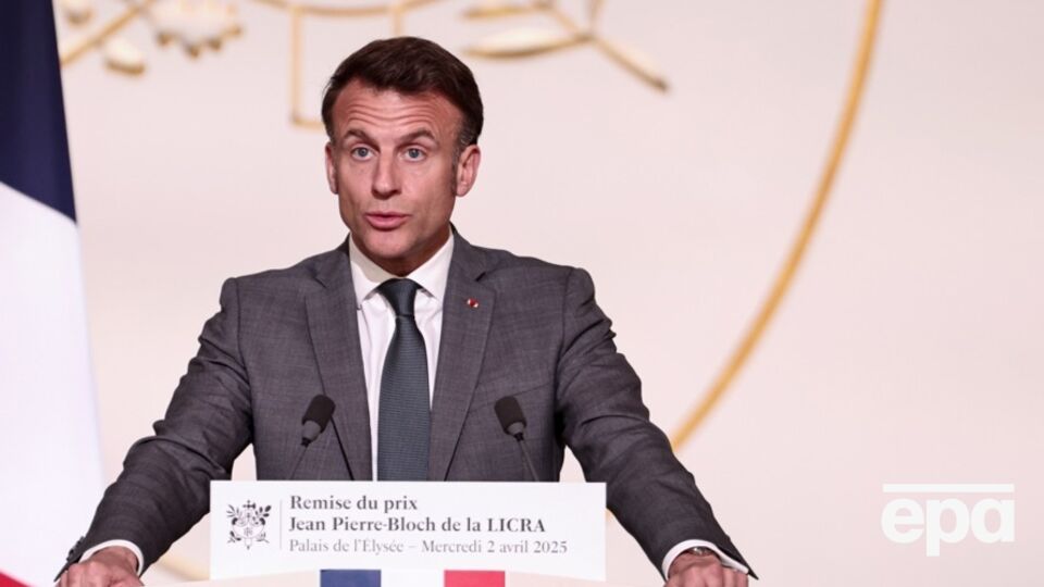 ЗМІ наголошує, що Макрона (на фото) і Стармера назвали найімовірнішими співрозмовниками з Москвою