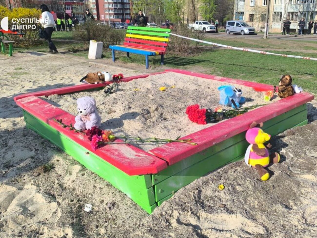 Люди несуть квіти й іграшки до місця загибелі дітей