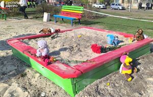 Люди несуть квіти й іграшки до місця загибелі дітей