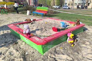 Люди несуть квіти й іграшки до місця загибелі дітей