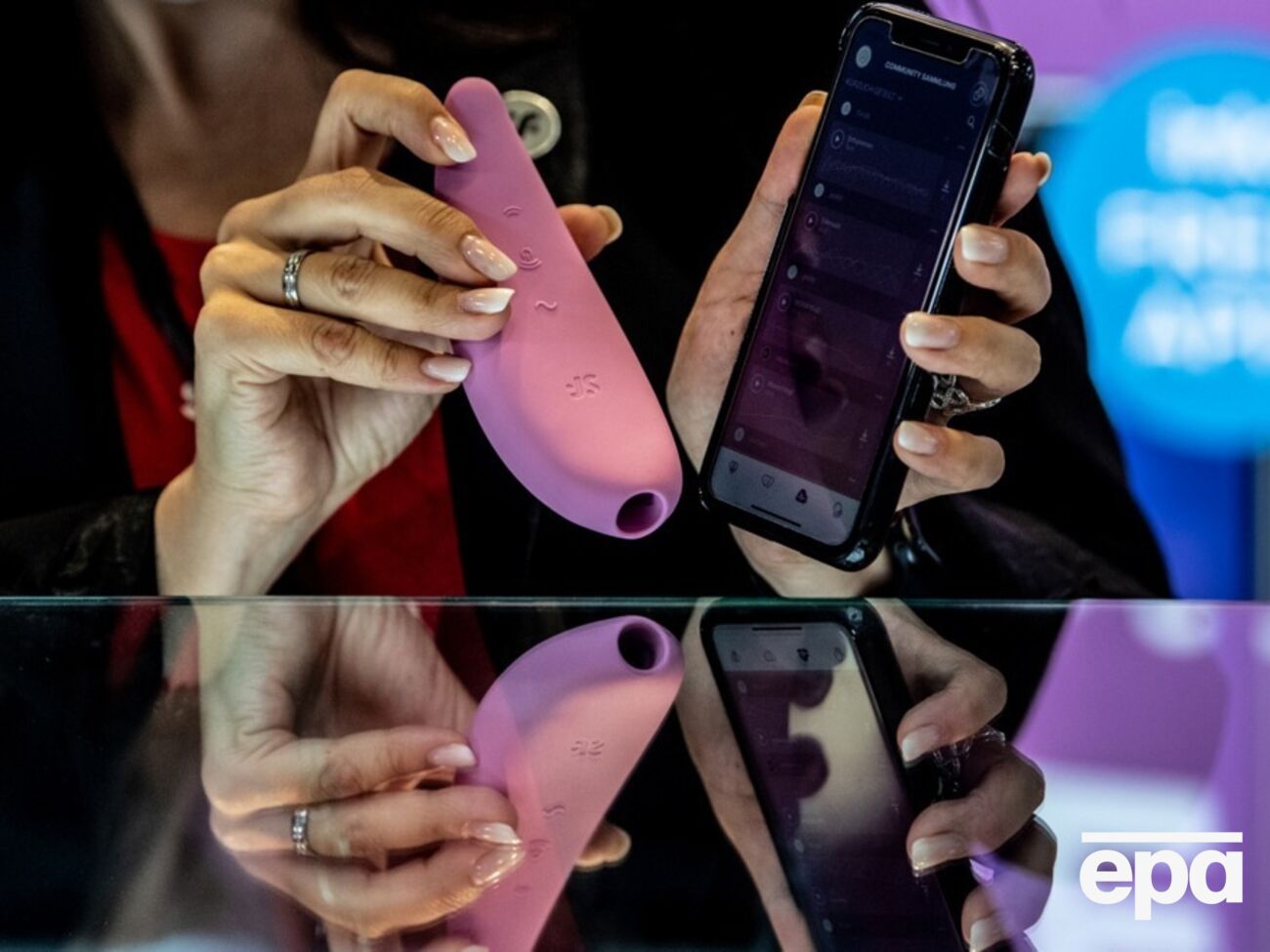 СМИ пишет, что самодельные зажигательные устройства, изготовленные из смеси химикатов, включая высокореактивный магний, спрятали в упаковках с секс-игрушками, массажными подушками и косметическими тюбиками