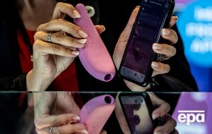 СМИ пишет, что самодельные зажигательные устройства, изготовленные из смеси химикатов, включая высокореактивный магний, спрятали в упаковках с секс-игрушками, массажными подушками и косметическими тюбиками