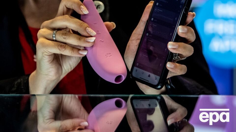 СМИ пишет, что самодельные зажигательные устройства, изготовленные из смеси химикатов, включая высокореактивный магний, спрятали в упаковках с секс-игрушками, массажными подушками и косметическими тюбиками