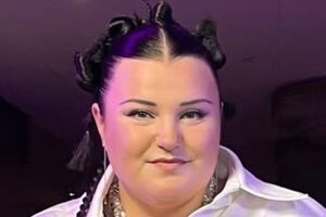 alyona alyona: Эта песня – это история о двух людях, которые боятся проявить свои чувства