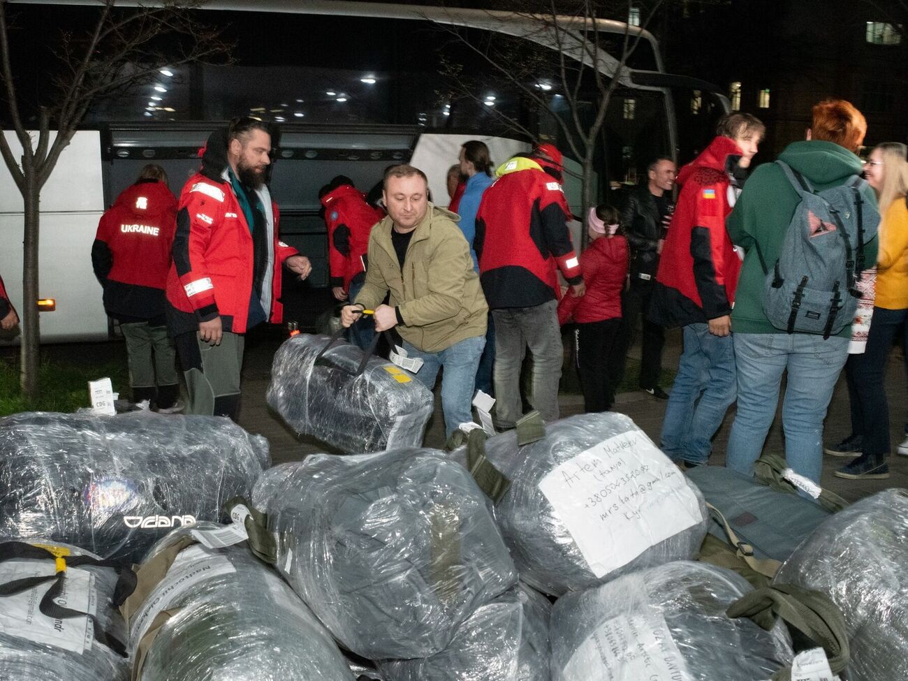 В Киев прибыли полярники, которые находились в Антарктиде от нескольких недель до года