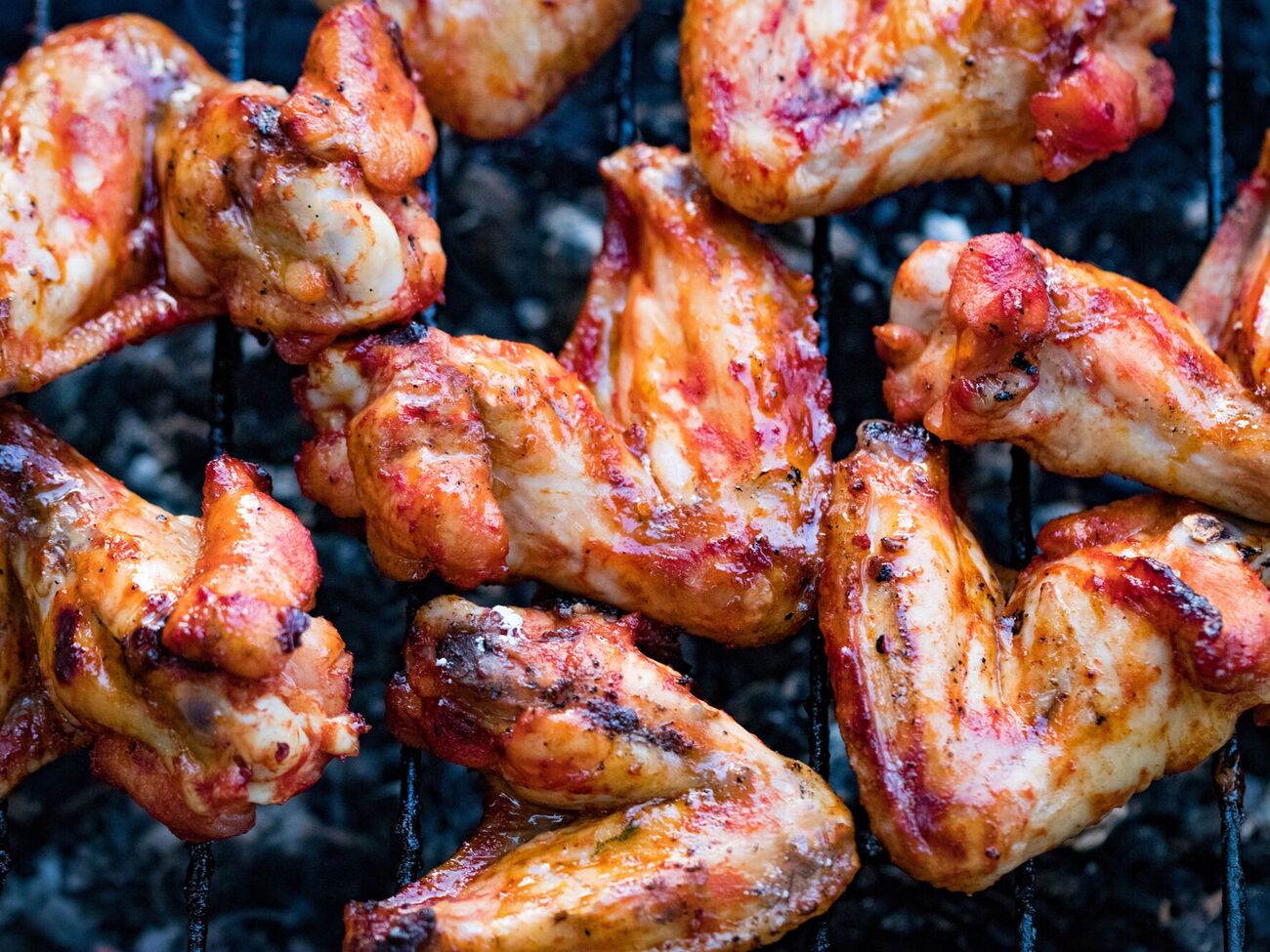 Крылышки нужно мариновать около часа