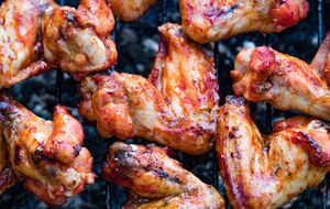 Крылышки нужно мариновать около часа