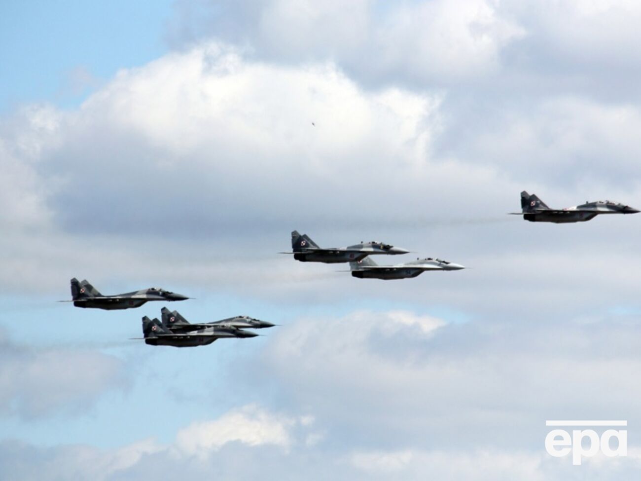 Наземные системы ПВО и радиолокационной разведки также привели в наивысшую готовность, сообщило польское командование