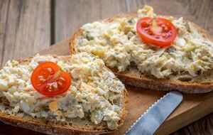 Для намазки вам понадобится 150 г крабовых палочек