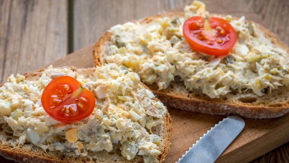 Для намазки вам понадобится 150 г крабовых палочек