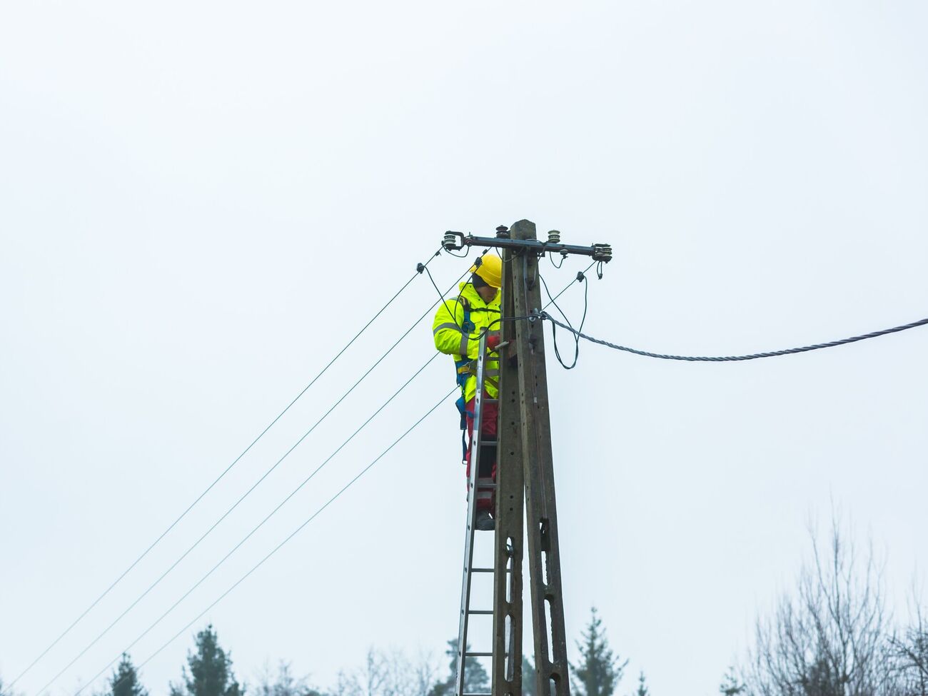 ДТЭК возобновляет энергоснабжение после обстрелов