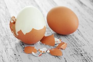 Чтобы яичная скорлупа легко отслоилась от белка, понадобится стакан