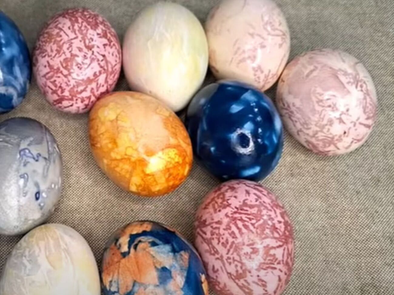 Після фарбування очистьте яйця від залишків буряка й натріть олією для блиску