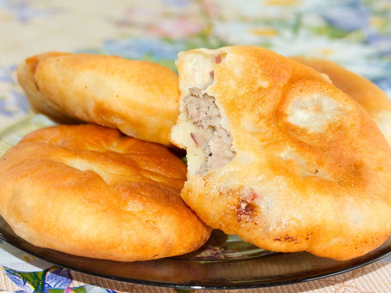 Беляши жарят до румяной корочки