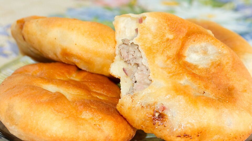 Беляши жарят до румяной корочки
