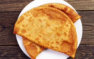 Чебуреки жарят в большом количестве растительного масла