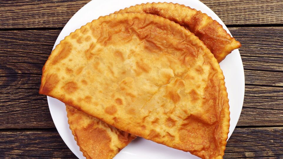 Чебуреки жарят в большом количестве растительного масла