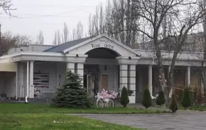 Ресторан расположен рядом с детской площадкой, где погибли дети