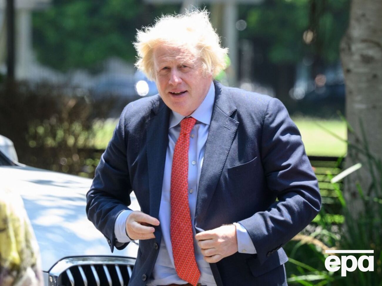 Страус дзьобнув Джонсона в руку