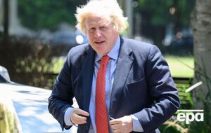 Страус дзьобнув Джонсона в руку