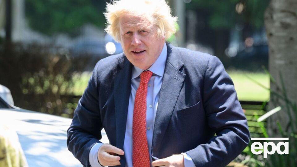 Страус дзьобнув Джонсона в руку