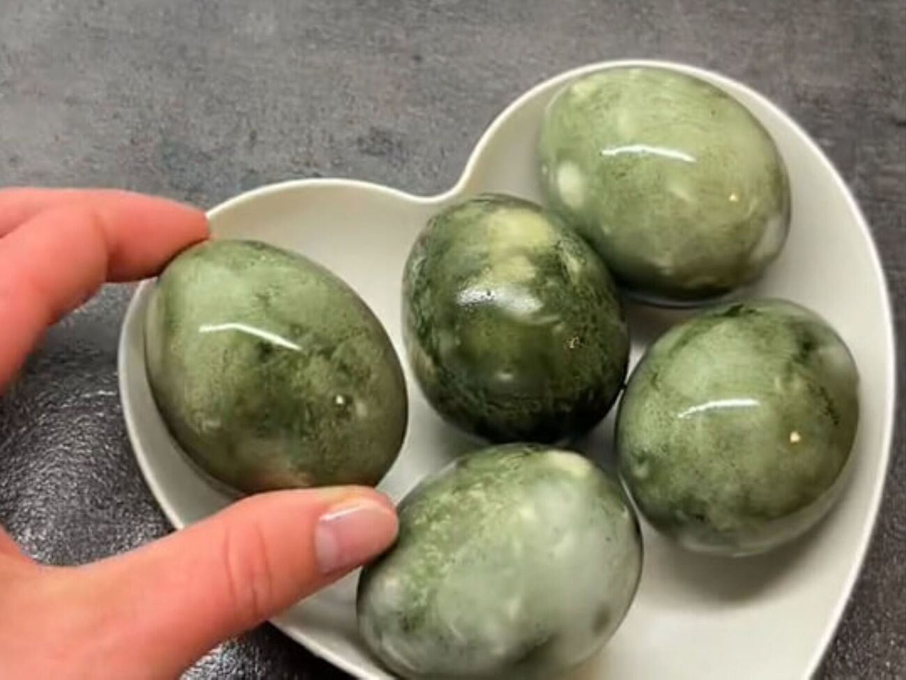 При желании для блеска яйца можно натереть растительным маслом