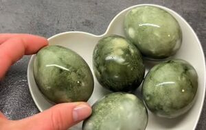 При желании для блеска яйца можно натереть растительным маслом